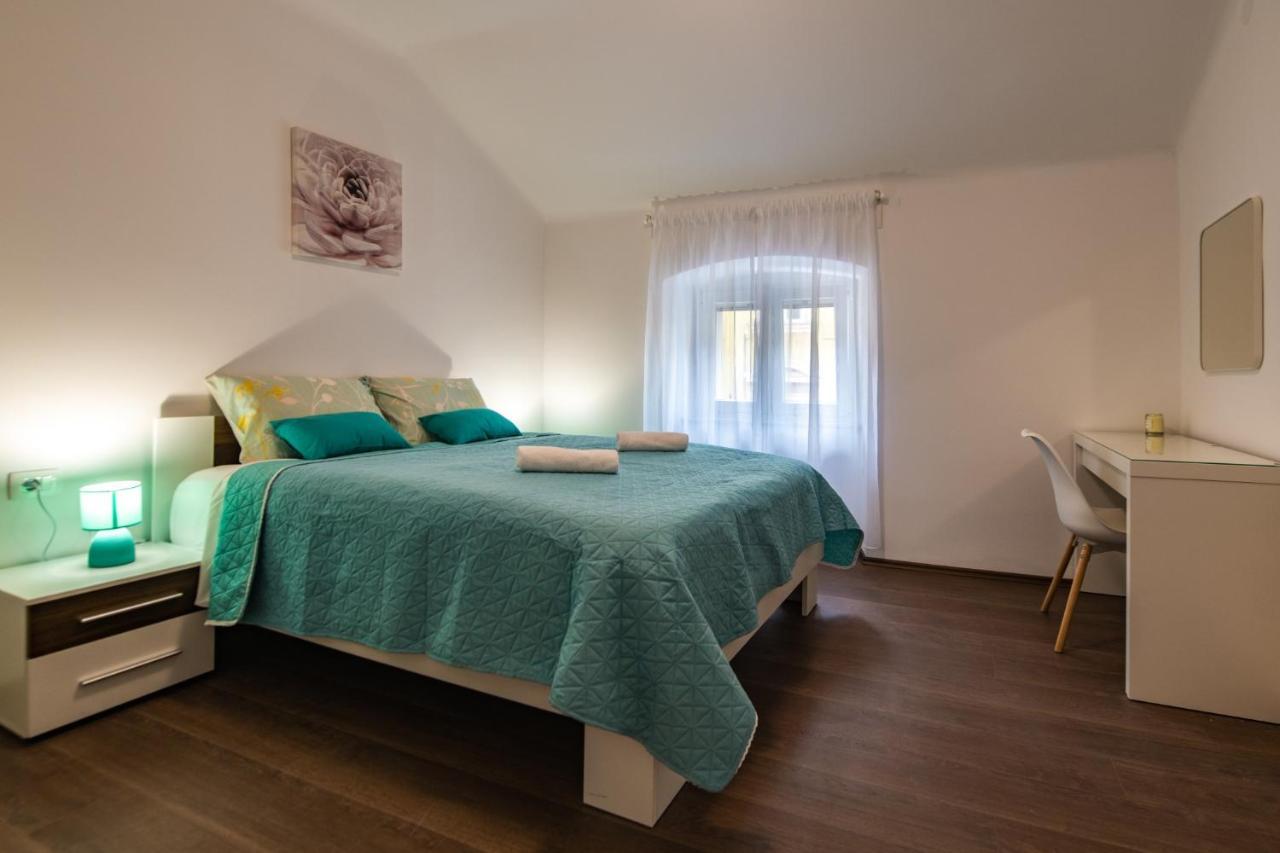 Antique Center Pula Apartment Exterior photo